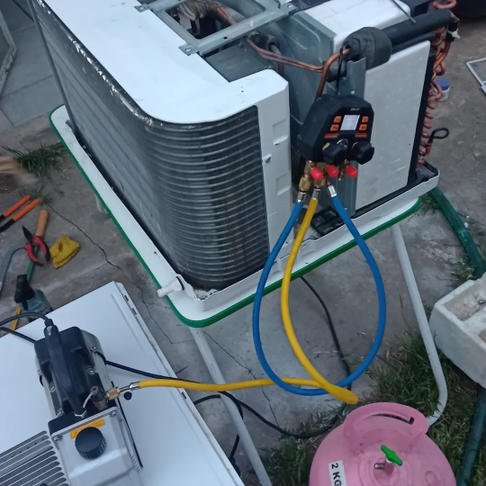 Técnico realizando instalación de aire acondicionado